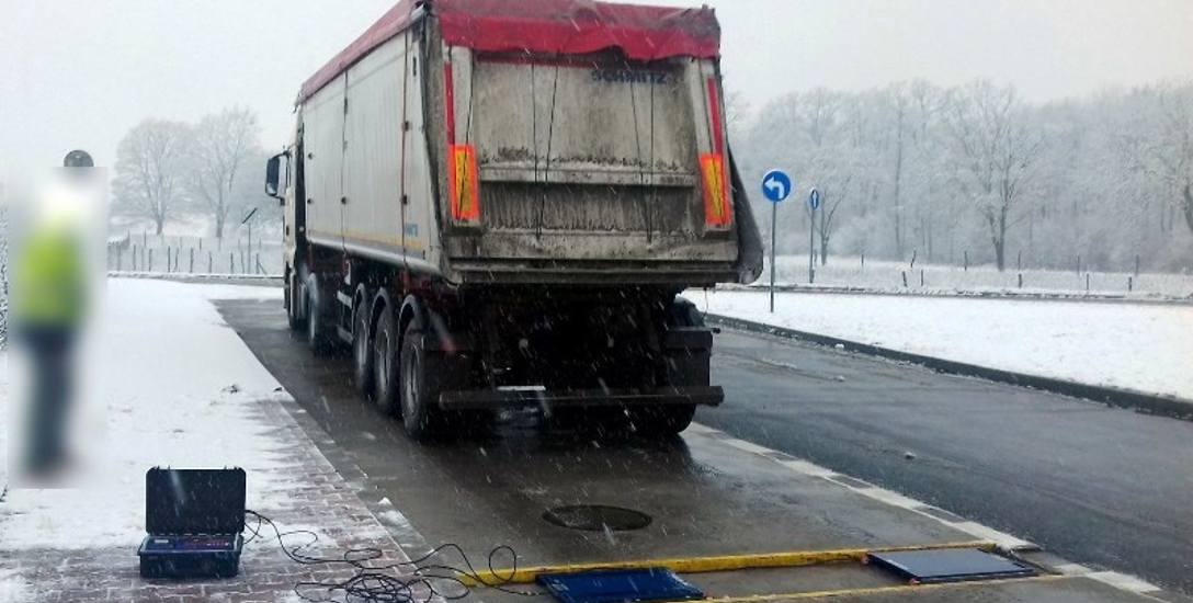 Przeładowane ciężarówki to zmora polskich dróg. Nie wszędzie system kontroli ich wagi działa prawidłowo.