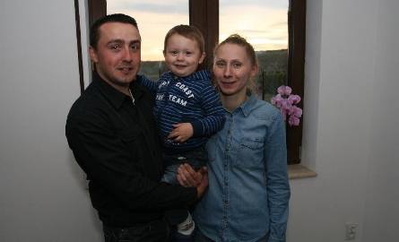 Rafał Dobrowolski, jego żona Ania i syn Kacperek od marca tego roku mieszkają w nowym domu w Szewcach.