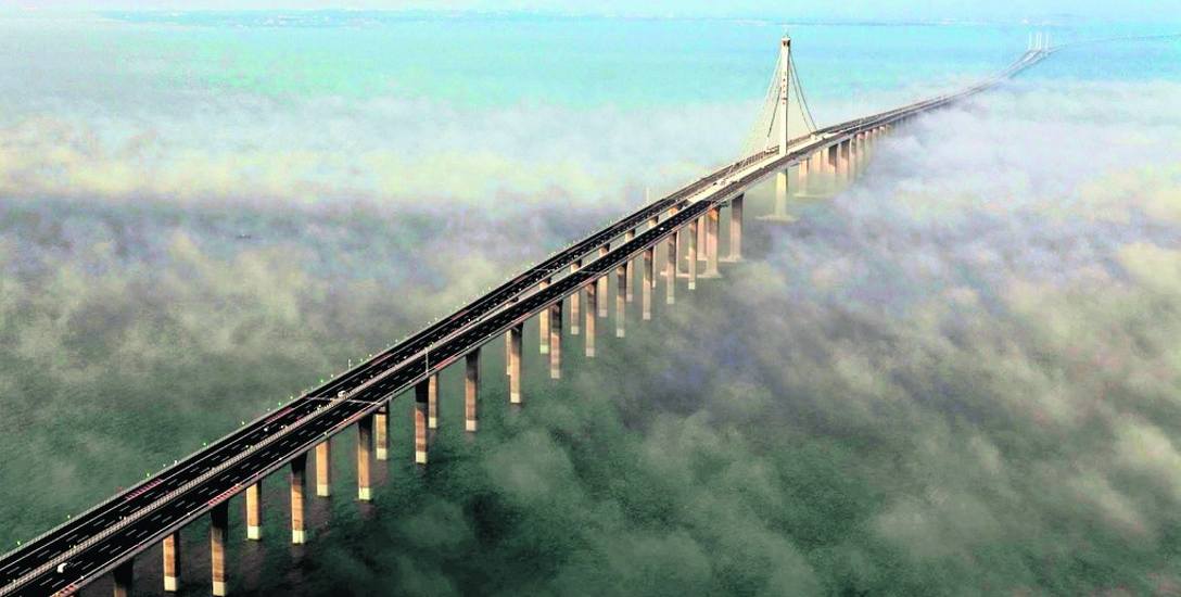 Najdłuższym mostem na świecie zbudowanym nad wodą jest Qingdao Haiwan w Chinach (43,5 km)