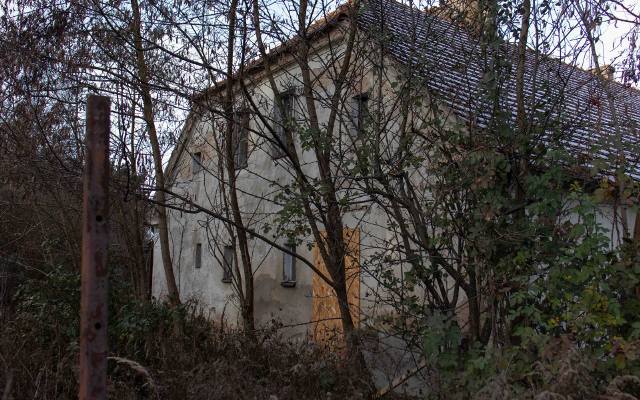 Zrujnowany dom straszy przy S11 pod Poznaniem. Nikt nie chce go wykupić! Zobacz zdjęcia