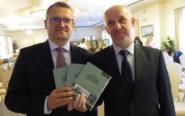 Doktor Sylweriusz Grześkiewicz oraz Wiesław Frejlich prezentują publikację "Historia pomocy społecznej i opieki zdrowotnej w gminie Baćkowice",