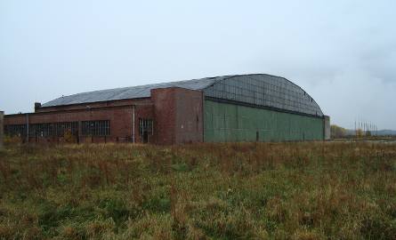 Poniemiecki hangar, w którym stacjonowały samoloty hitlerowskiej Luftwaffe. Stan obecny.