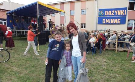 - Doskonale się bawimy – mówiła Anna Ćwierz z Bartodziej. Na zdjęciu z córką Idalią i kuzynek Jerzym.