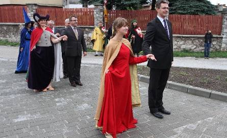 Taniec dworski w wykonaniu świętokrzyskich VIP-ów.