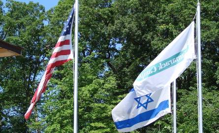 Flagi USA i Izralea powiewają razem w centrum Campu