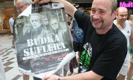 Tomasz Przecinkowski przyjechał z Poznania. Miał ze sobą plakat zapowiadający ubiegłoroczny koncert Budki w jego mieście. Czekał na autograf, a potem