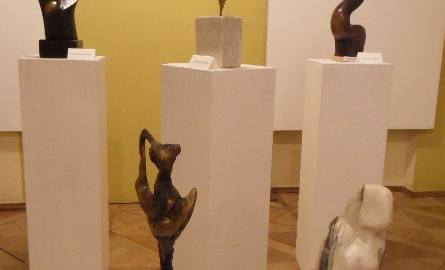 Rzeźby Jacka Szpaka na wystawie.