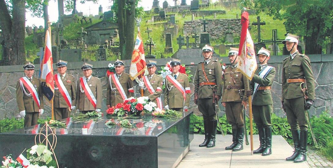 Bydgoscy współcześni ułani przy przy grobie Marii Piłsudskiej.