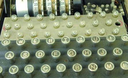 Niemiecka maszyna szyfrująca „Enigma” - jej tajemnicę poznali polscy kryptolodzy w 1933 r., tuż przed wybuchem wojny podzielili się nią z aliantami.
