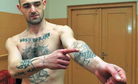 Z troski o zdrowie pan Sławek do tatuowania swojego ciała używa tylko własnej „kolki”.