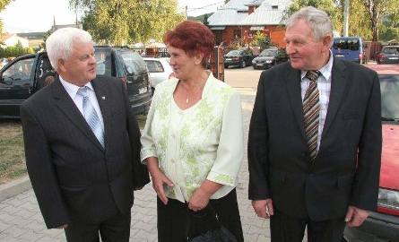 Starostowie dożynek w gminie Sitkówka-Nowiny Irena Ziętal i Henryk Wawrzeńczyk z wójtem Stanisławem Baryckim.