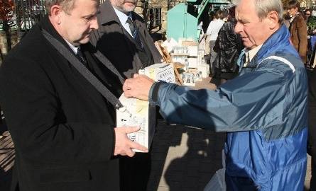 Pieniądze na ratowanie cmentarnych zabytków zbierali wspólnie kielecki radny Jarosław Machnicki (pierwszy z lewej) i wicekurator świętokrzyskiej oświaty