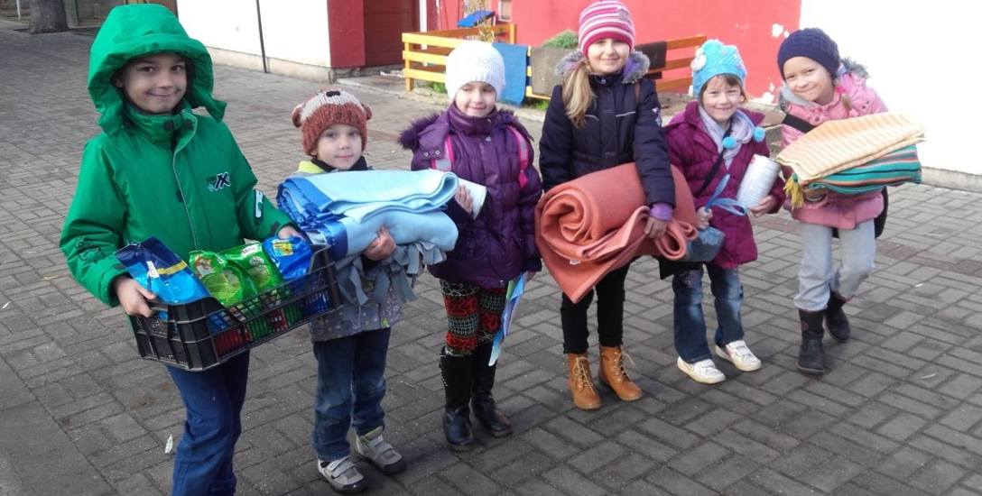Dzieci ze świetlicy socjoterapeutycznej wsparcia dziennego „Po schodkach” w Dychowie wraz z wychowawcą Joanną Leśko zorganizowały zbiórkę rzeczy potrzebnych