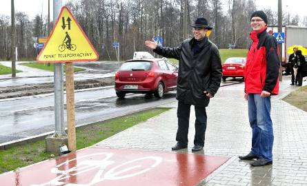 - Jak przepisowo włączyć się do ruchu innych pojazdów lub wjechać na tę trasę z jezdni, skoro urywa się ona na chodniku – pytają (od lewej) Łukasz Zaborowski