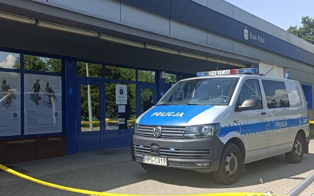 Agresywny klient banku w Oświęcimiu. Został zatrzymany przez straż miejską i policję. Ludzie myśleli, że to napad na bank. ZDJĘCIA