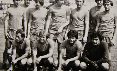 Archiwalne zdjęcie drugoligowego zespołu Stali z lat 80. Marek Zieliński siedzi drugi z lewej.