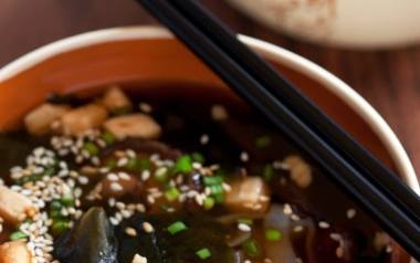 Ramen, miso czy zupa pho? Orientalne zupy, których jeszcze nie próbowałeś [PRZEPISY]