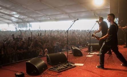 Punk-rockowcy z The Bill zagrali na otwarcie festiwalu Woodstock. Na ich koncercie pod wielkim namiotem bawiło się około 20 tysięcy ludzi.