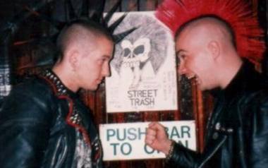 Dwóch punków z lat 80.