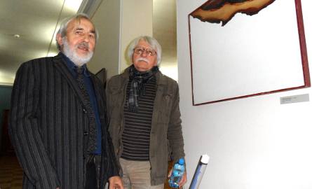 Wśród uczestników wernisażu byli malarze bydgoscy: (od lewej) Zbigniew Papke (zamieszkały w Niemczu) i Ryszard Wietecki