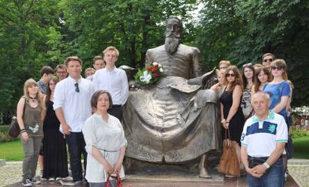 To już tradycja „Kochanowskiego” – uczniowie i pedagodzy pod pomnikiem