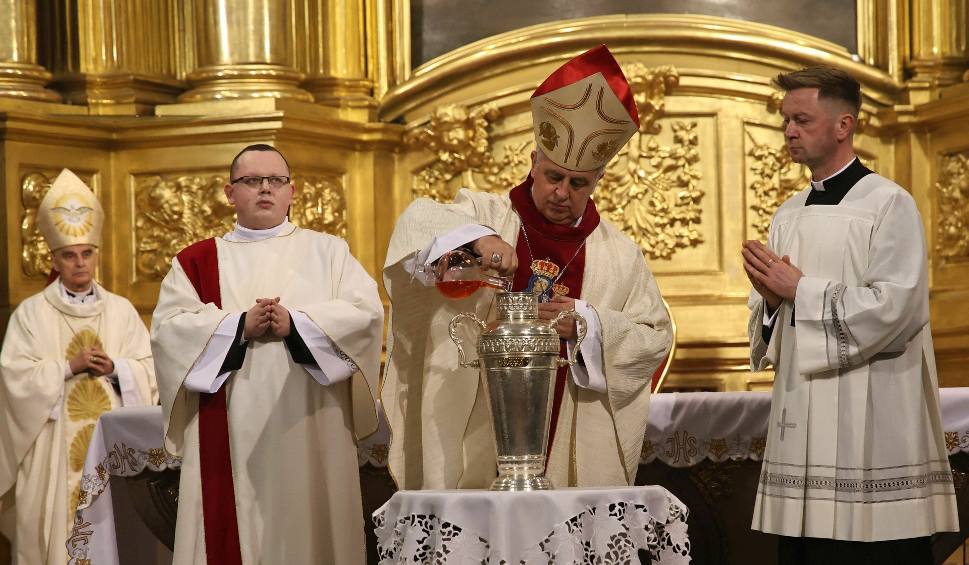 Film do artykułu: Uroczysta Msza Krzyżma w Bazylice Katedralnej w Kielcach z udziałem trzech biskupów i kilkuset księży z całej diecezji kieleckiej