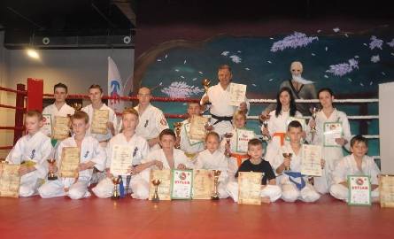 Skarżyscy karatecy wraz z trenerem Zbigniewem Zaborskim przywieźli grad medali z turniejów w Kielcach oraz Lublinie.