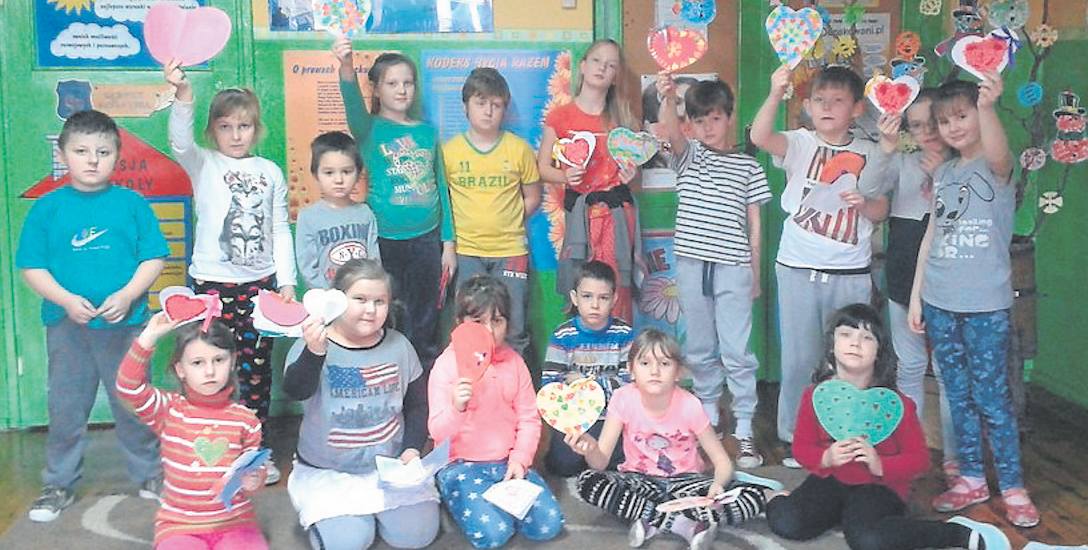 Dzieci ze Szczepanowa prezentują walentynkowe laurki. Czy to ostatni rok nauki w starej szkole?
