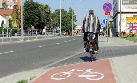 Droga dla rowerzystów kończy się tuż za skrzyżowaniem z ulicą Łukasika. Dalej muszą jechać po ruchliwej jezdni.