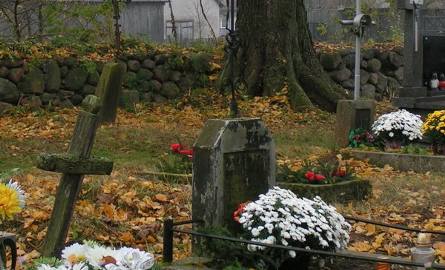 Najstarsze krzyże na cmentarzu w Barcicach