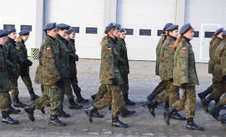 Dziewczyny z ZSO nr 5 maszerują jak prawdziwi żołnierze