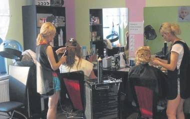 Salon fryzjerski – Studio Urody Styl, Oksa, ulica Jędrzejowska 10  W salonie można wykonać pełny wachlarz usług fryzjerskich: strzyżenia męskie, damskie,