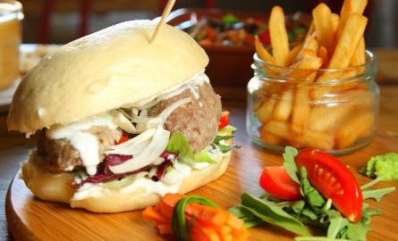 Baoburger z koftą z baraniny i wołowiny, papryką i sosem miętowym to jedna z czterech nowych odsłon tego popularnego przysmaku.