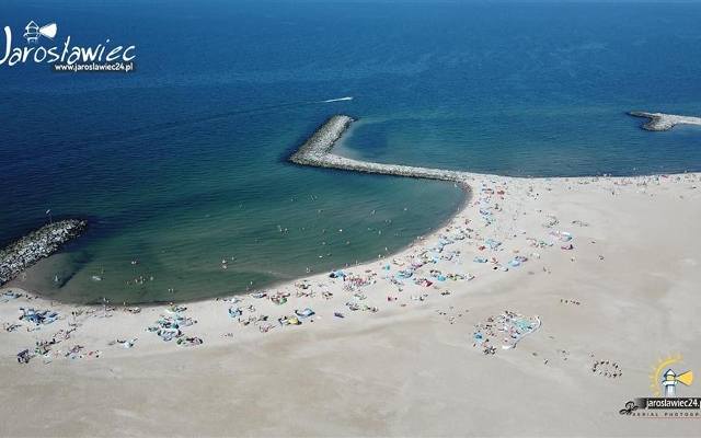 Plaża Dubaj nad Bałtykiem jak rajska wyspa na Melediwach lub Hawajach. Wchodzi w głąb morza na 180 metrów! HIT na koniec wakacji 2023