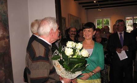 Kwiaty od Lipskiego Centrum Kultury przekazuje artyście szefowa placowki,  Izabela Ronduda