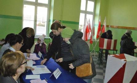 W Gimnazjum nr 1 przy ul. Szkolnej znajdowały się dwa obwody. W jednym z nich głosowali m.in. Wojciech i Anna Uniejewscy (na pierwszym planie)