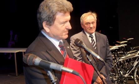 Wacław Skarul, prezes PZKol:- Stal jest jak wielki mistrz.Długo, przez wiele lat utrzymuje się na topie sportowym. Szanuję  bardzo ten klub