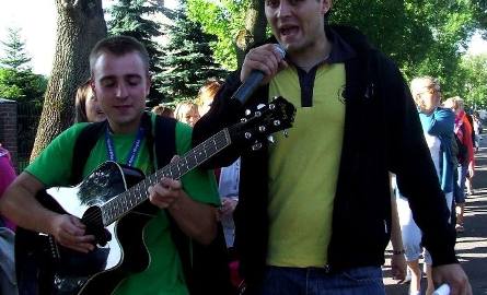 Paweł Kozyra(z lewej) podczas całej pielgrzymki odpowiedzialny jest za grę na gitarze. Andrzej Mrzygłocki(z prawej) odprowadzając pielgrzymów pomagał