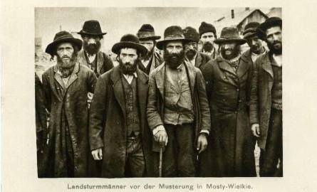 Tłum Żydów przed przeglądem w Mostach Wielkich