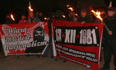 Nacjonaliści na manifestacji w rocznice stanu wojennego.