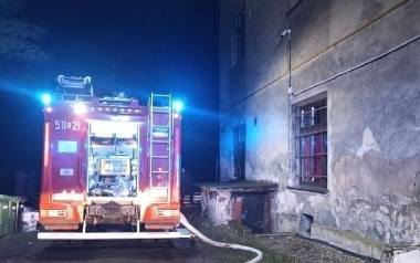 W akcję gaśniczą w Porębie Wielkiej zaangażowanych było 25 strażaków