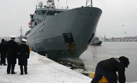 Czernicki dobija do nabrzeża Portu Wojennego Świnoujście.