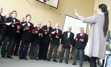 Panowie z chóru "Moniuszko" chętnie wzięli udział w uroczystości i odśpiewali kilka pieśni