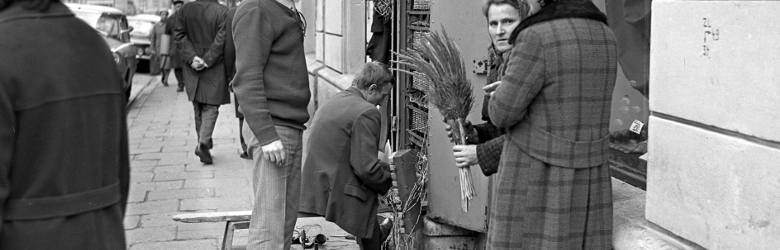 Warszawa 1973. Sprzedaż palm wielkanocnych i gałązek bazi na ulicy Ordynackiej. W głębi centralnie Zamek Ostrogskich (pałac Gnińskich, pałac Zamoyskich,
