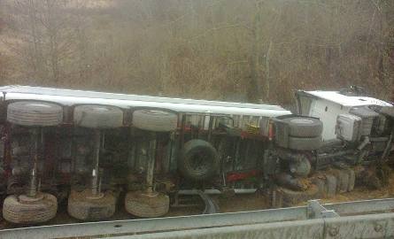 Wypadek w Maruszowie. Zderzyły się ciężarówka i osobowe auto 