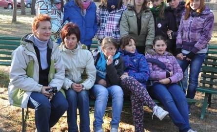 Uczennice i absolwentki Gimnazjum w Rogowie wraz z Izabelą Klusek odpoczywają po wędrówce