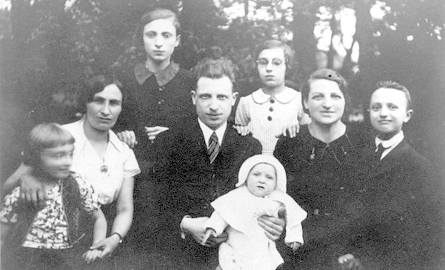 Łomża. Mejer Kawka i jego rodzina w 1935 roku. Kilka lat później wszyscy zginęli