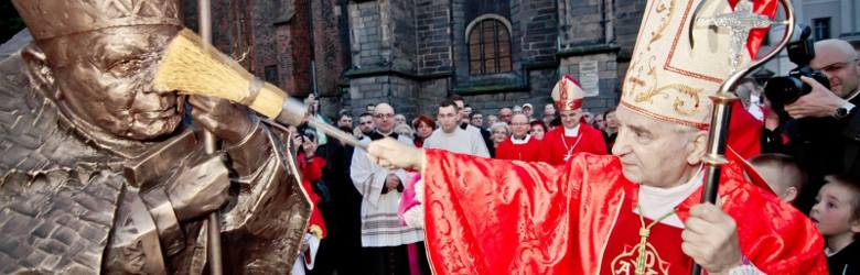 Abp Józef Kowalczyk święci jeden z pomników Jana Pawła II. - Odpowiedzialność za nominację Juliusza Paetza do Łomży ponosi nie Jan Paweł II lecz ksiądz
