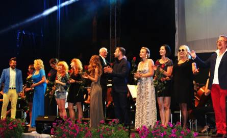 Małgosia wzięła udział w koncercie galowym. Na zakończenie festiwalu jego laureaci oraz gwiazdy polskiej sceny wspólnie wykonali piosenkę „Słuchaj, kiedy