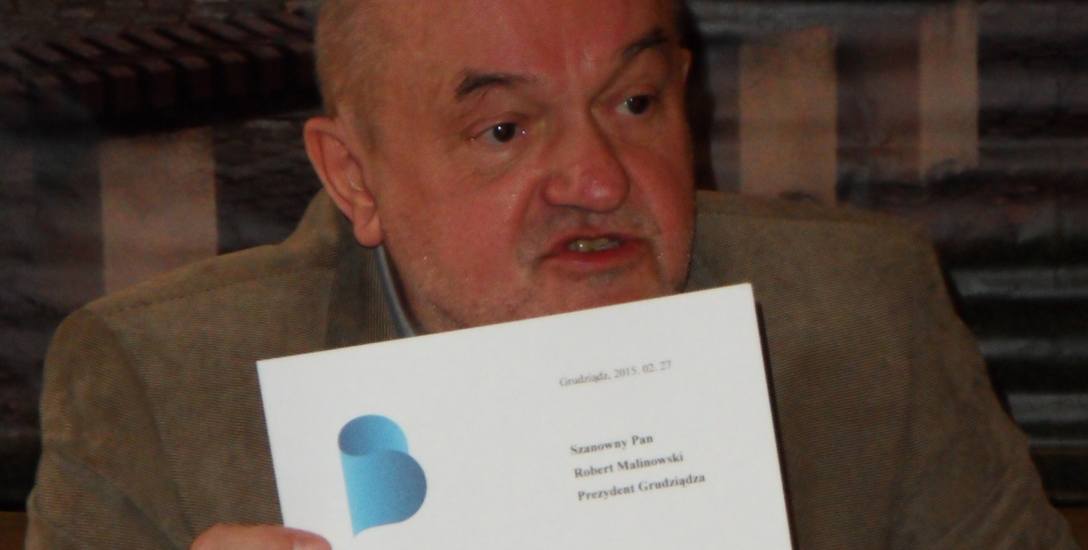 Marek Nowak pokazuje rezygnację z funkcji, którą złożył rok przed odwołaniem.